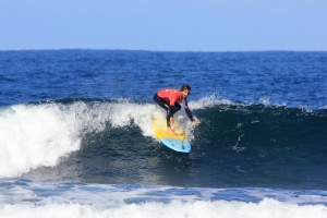 Pol can even surf with the board the wrong way around Pol can even surf with the board the wrong way around