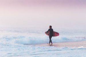 Surfeurs sur le chemin de la mer au Pin Sec