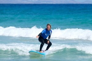 Surfing lessons for beginners in France