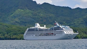 Kreuzfahrtschiff vor Tahiti